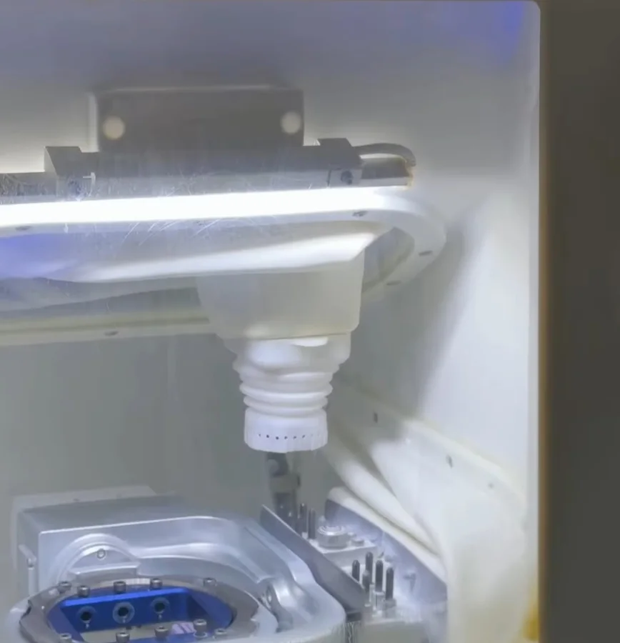 Fresadora em funcionamento, com a broca sobre o bloco de material